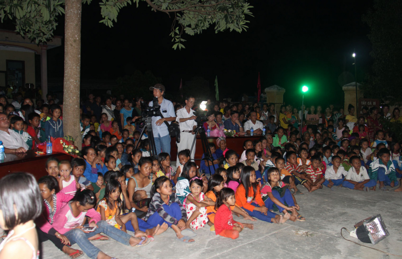 Một buổi chiếu phim lưu động phục vụ đồng b&agrave;o d&acirc;n tộc thiểu số ở huyện miền n&uacute;i Hướng H&oacute;a, gi&aacute;p bi&ecirc;n giới L&agrave;o - Ảnh: TT